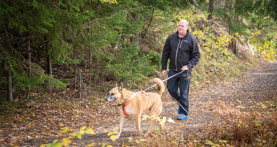 Andrew Banks g&aring;r med hund